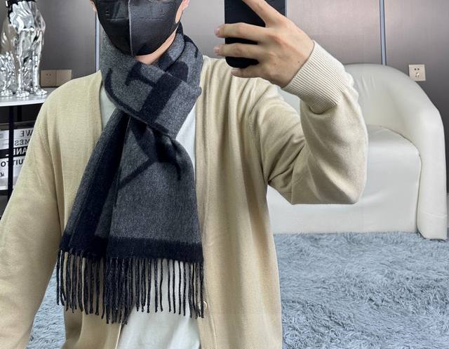 ! The 2018 Burberry double-faced cashmere scarf! A popular item with an exceptio