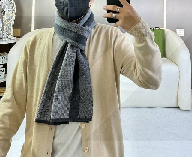 Gucci's hot new high-end men's scarf with classic stripes. Exclusive and simple