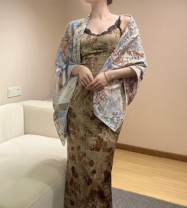 Soaring in the Dream of Fubao Size: 135 x 135 cm Material: 30% silk 70% cashmere