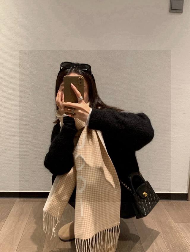 A creamy cashmere scarf. This scarf is the same as the official one. Made of 85%