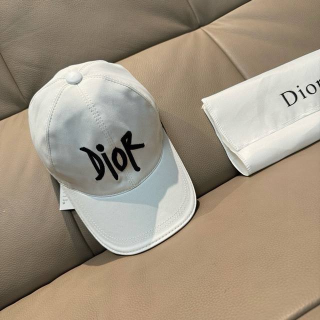 comes with a box bag, a new Dior baseball cap with Dior embroidery, the same st