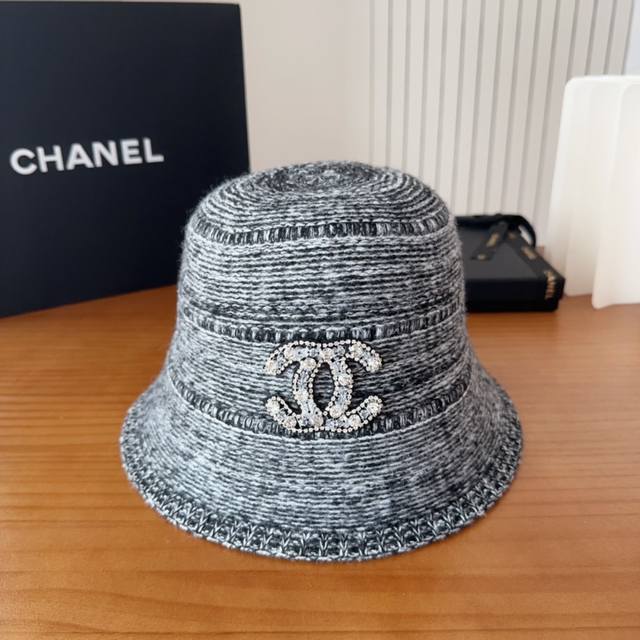 Chanel bucket hat is a simple bucket hat that combines fashion and sun protectio