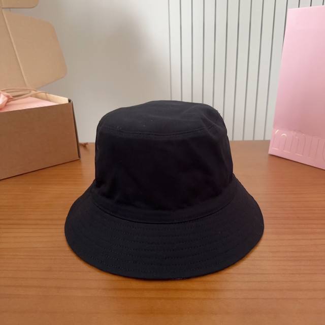 Dio* Classic monogram double-sided bucket hat Zg is sold out and hard to find Th