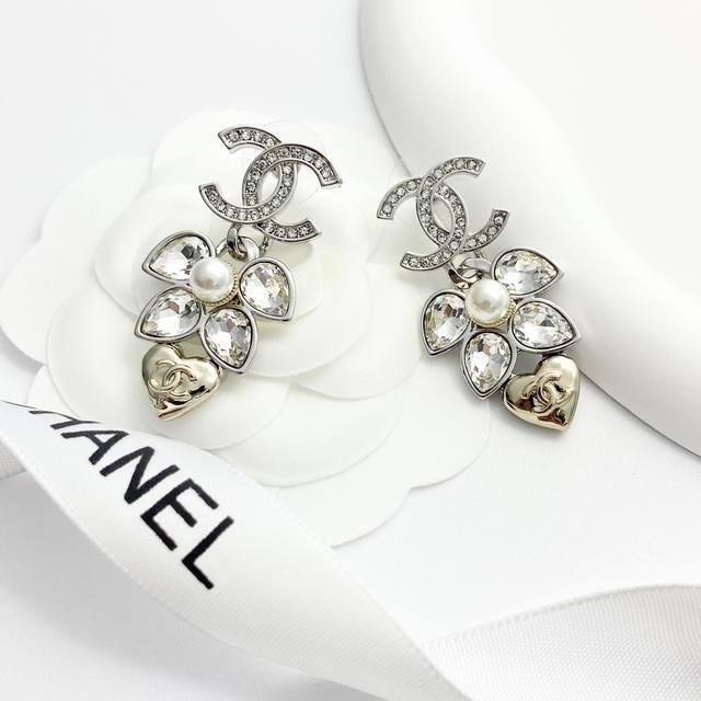 Chanel's hot-selling earrings are now available! Chan 24 Crystal Diamond Silver