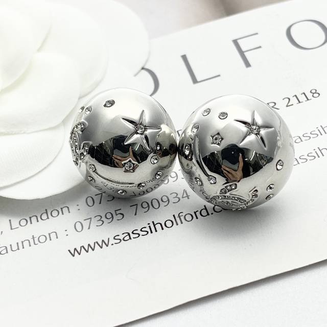 Chanel's hot-selling earrings are now available! Chan 24 silver half-sphere ear