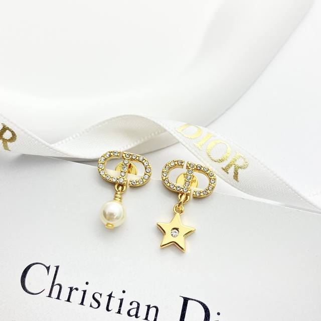 Dior's hot-selling earrings are now available! Dior's asymmetrical star pearl ea
