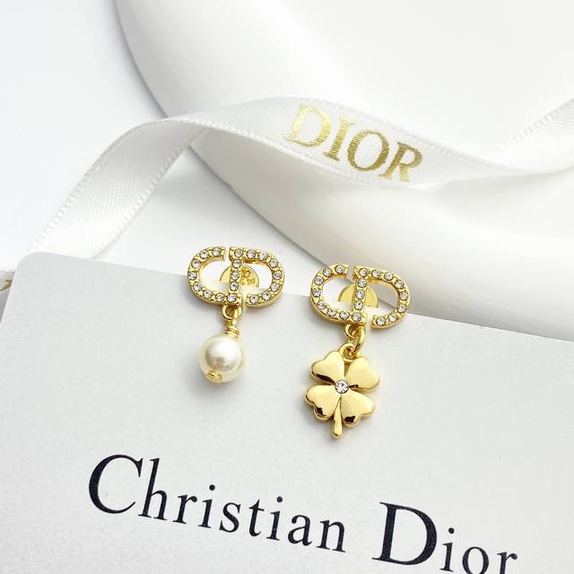 Dior's hot-selling earrings are now available! These asymmetrical four-leaf clov