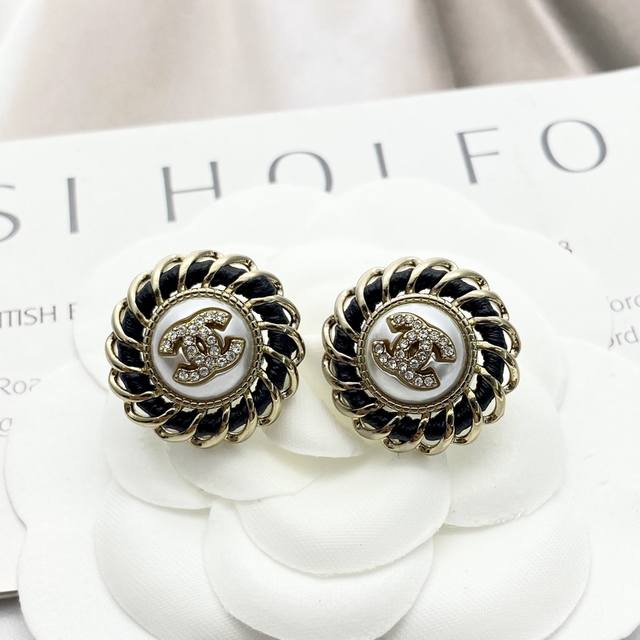 Chanel's hot-selling earrings are now available! Chan 24 round pearl black leath