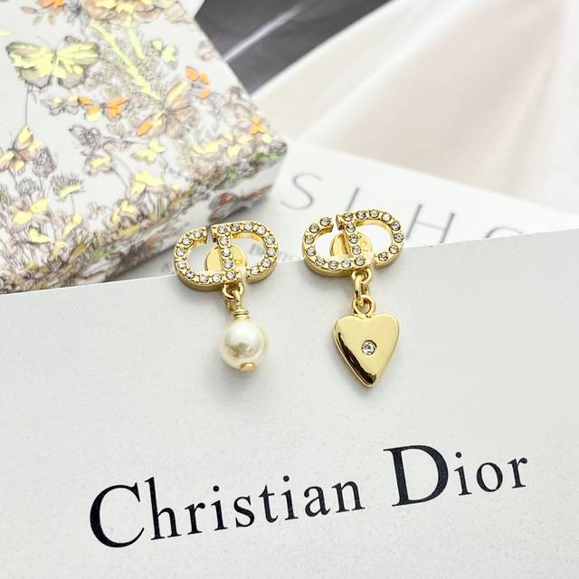 Dior's hot-selling earrings are now available! These asymmetrical Dior heart-sha