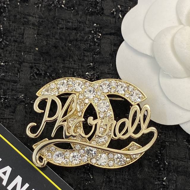The latest Chanel brooches are now available at the Chanel counter. Brooches are
