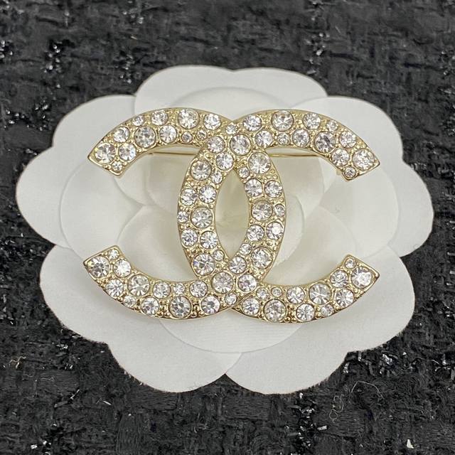 Xiangjia's new brooch is a hot-selling model. the counter. High-end quality, cl