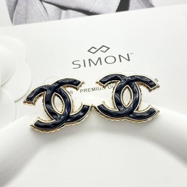 Chanel's hot-selling earrings are now available! Chan 23 black and gold double