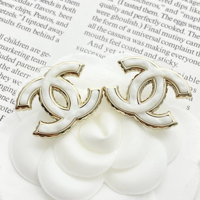 Chanel earrings hot-selling models are on sale now, and are available at the co