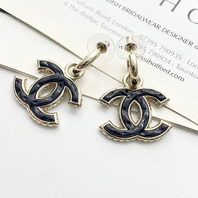Chanel's hot-selling earrings are now available! Chan 23 black gold enamel doub