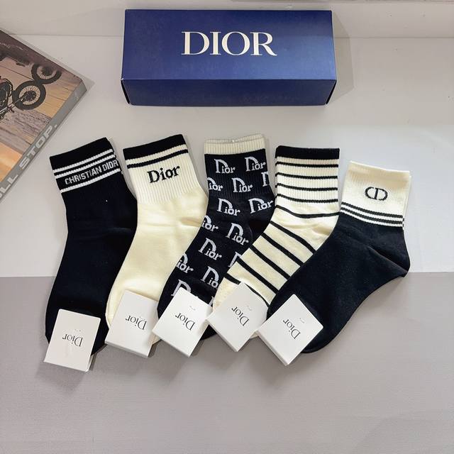 Comes with a box of 5 pairs of Dior's new mid-calf socks! Pure cotton fabric, p