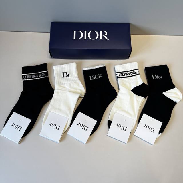 Dior's new early autumn mid-length socks, classic style, fashionable and advance
