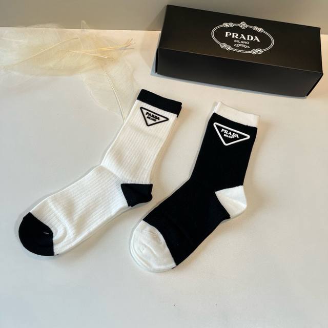 Prada's new early autumn long calf socks, classic style, fashionable and advanc
