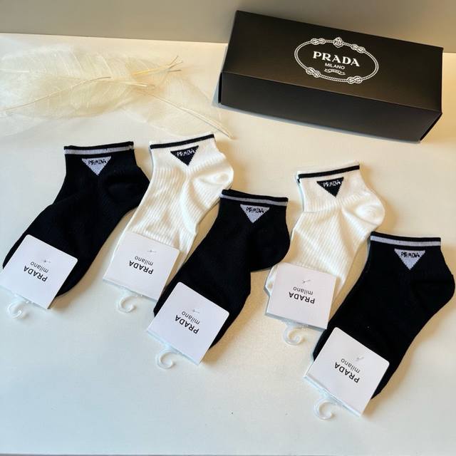 Prada's new early autumn mid-length socks, classic style, fashionable and advan