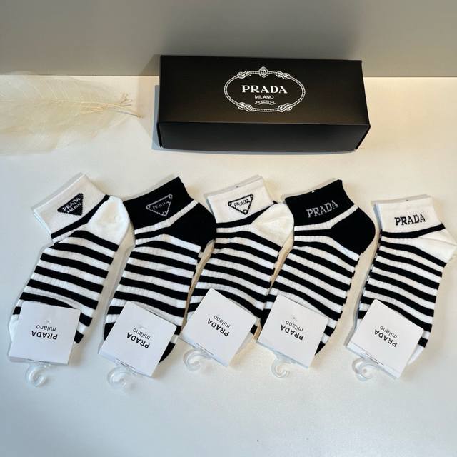 Prada's new early autumn mid-length socks, classic style, fashionable and advan