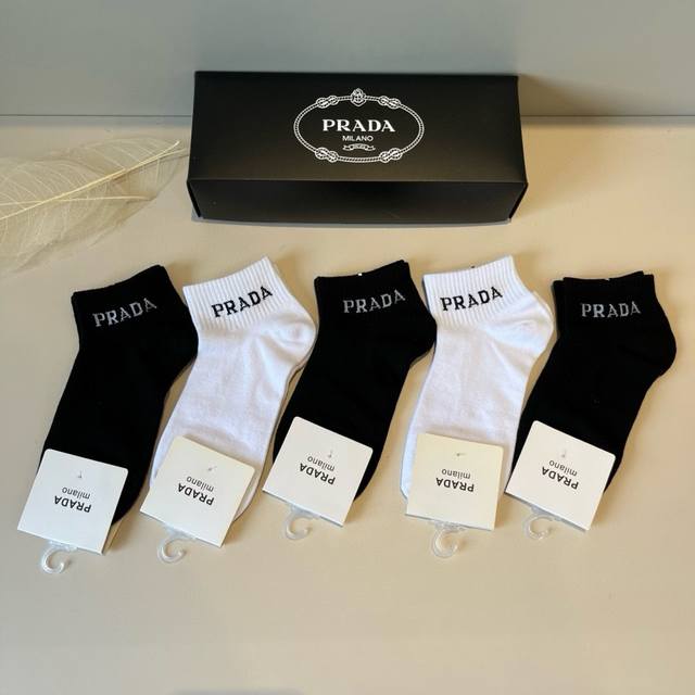 Prada's new early autumn mid-length socks, classic style, fashionable and advan