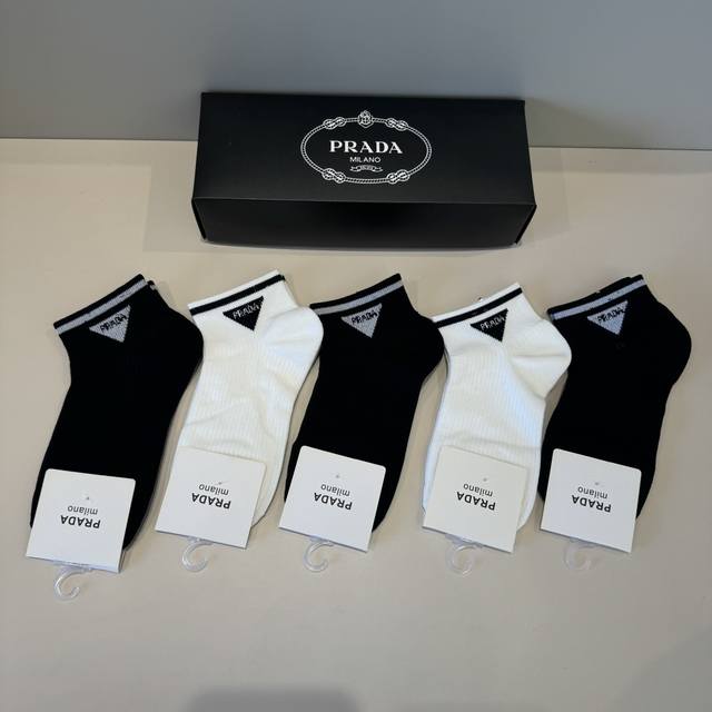 Prada's new early autumn mid-length socks, classic style, fashionable and advan
