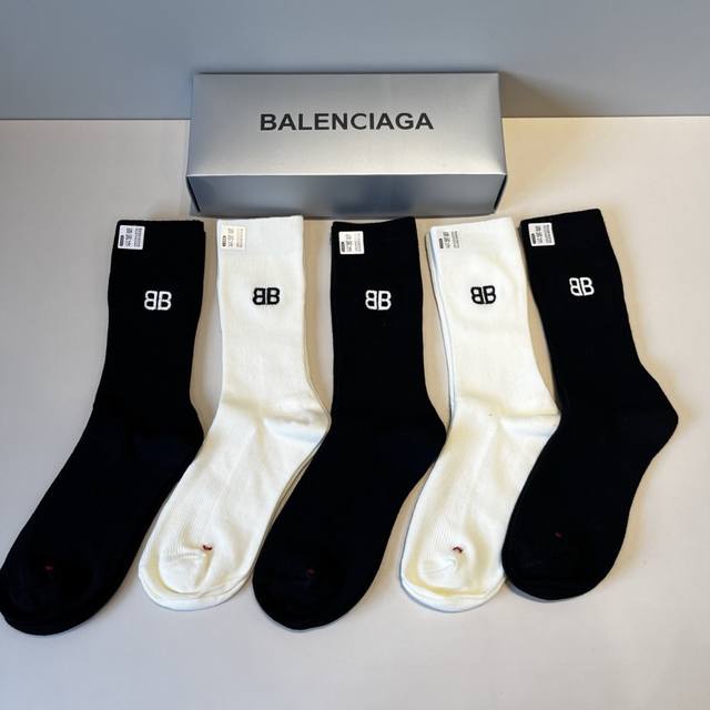 Balenciaga's new early autumn stockings, classic style, fashionable and advance