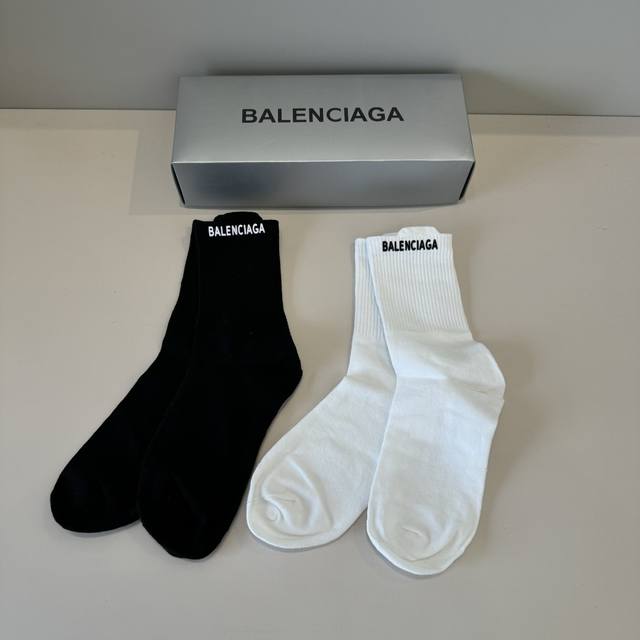 Balenciaga's new early autumn stockings, classic style, fashionable and advance