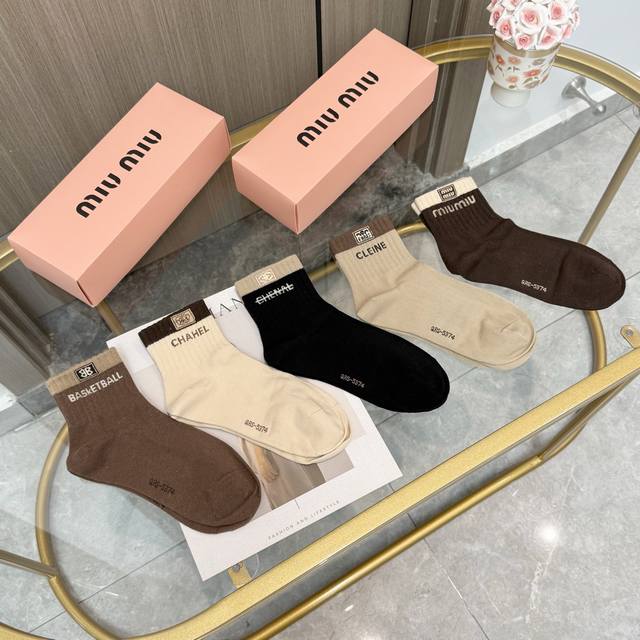 comes with a box of five pairs of high-quality, super popular online celebrity