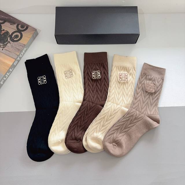 comes with packaging. 5 pairs per box. Loewe high-end cashmere embroidered stoc