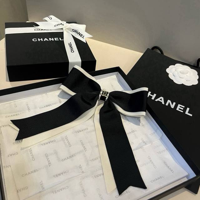 Chanel top clip