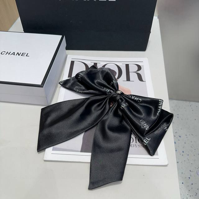 comes with a box Chanel's latest spring clip, super beautiful! A must-have for