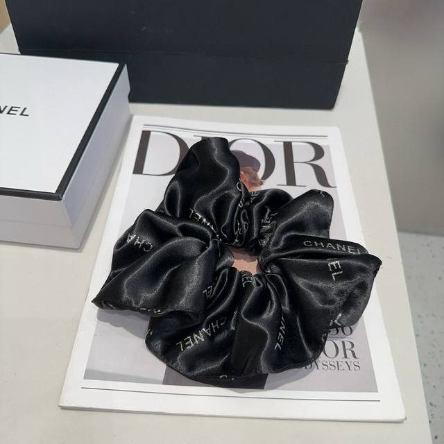 Comes with packaging box Chanel's latest small large hairband, full of celebrit