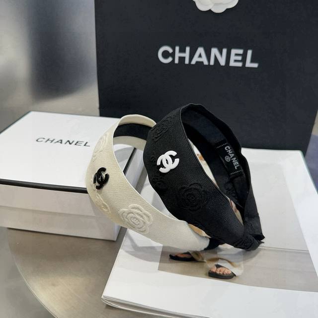 comes with a box Chanel's latest small camellia embossed headband, super beauti