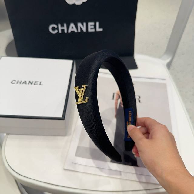 comes with a packaging boxLouis Vuitton Louis Vuitton Donkey headband, simple a