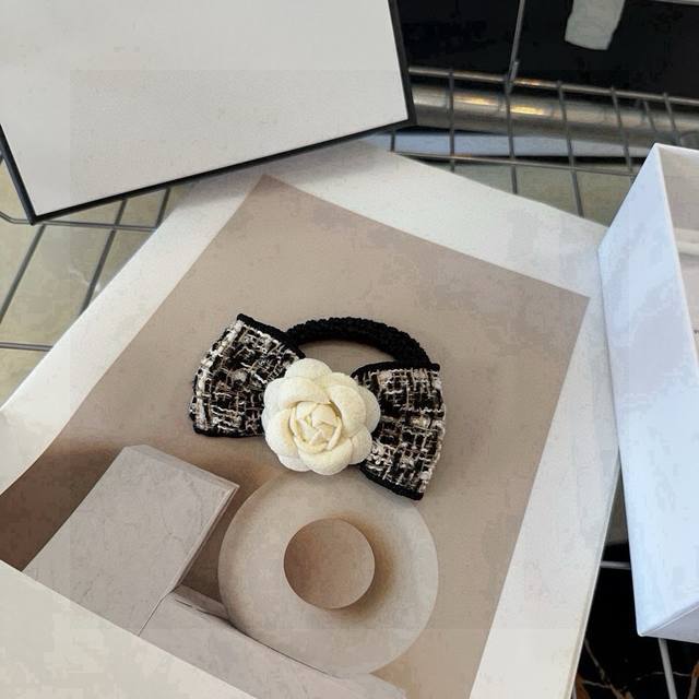 comes with a box Chanel's latest small hairband, a celebrity-style small flower