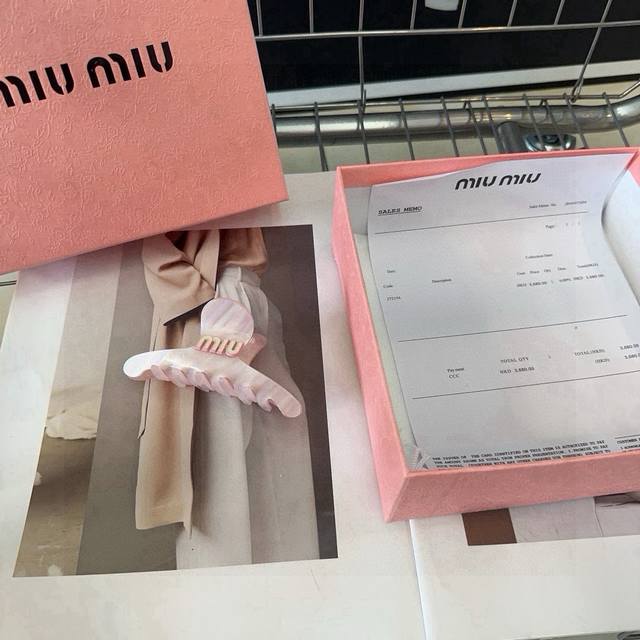 With packaging boxMiumiu's new letter clip is simple and elegant, practical and