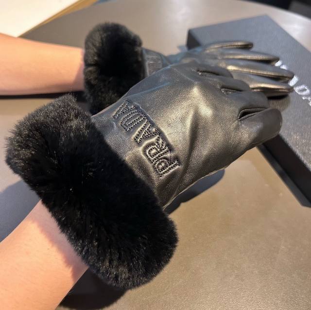 Prada's new 2025 autumn and winter lazy rabbit fur sheepskin embroidered gloves