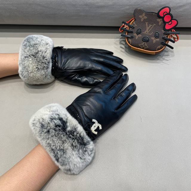 Chanel Autumn and Winter Lazy Rabbit Fur Sheepskin Gloves are worth comparing th