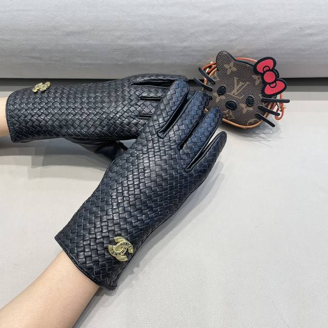New exclusive first-release touch-screen fully woven gloves from Chanel. Origin