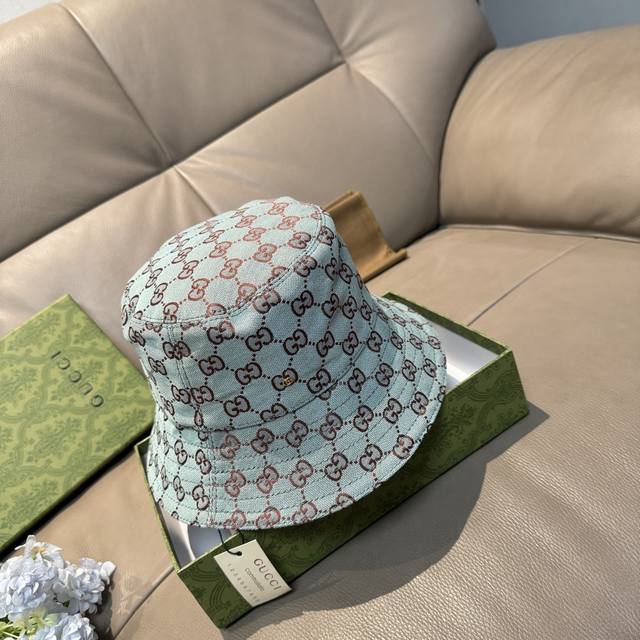 comes with a packaging bag. This is a new, original Gucci bucket hat with a sma