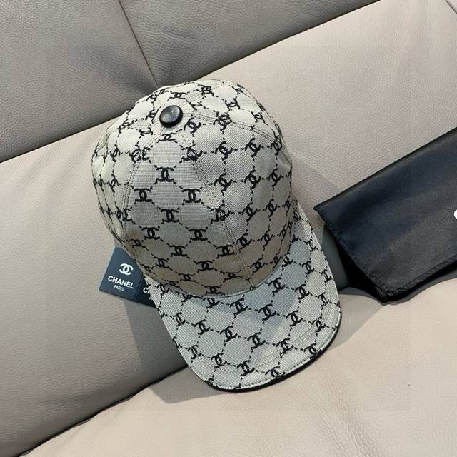 New arrival! comes with a box and cloth bag, a new Chanel baseball cap, small d