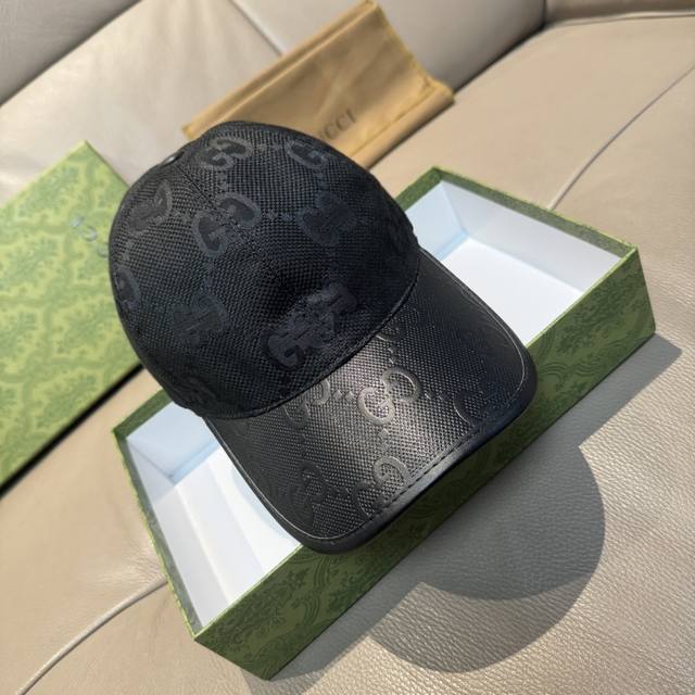 comes with a box bag. This is a new Gucci baseball cap. Made of canvas and leat
