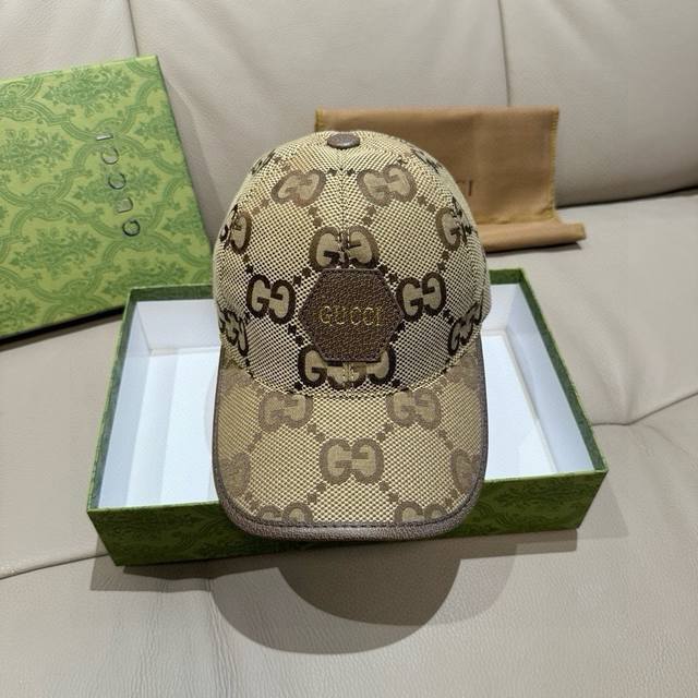 comes with a packaging bag, a new Gucci baseball cap, Gucci gold stamping, the