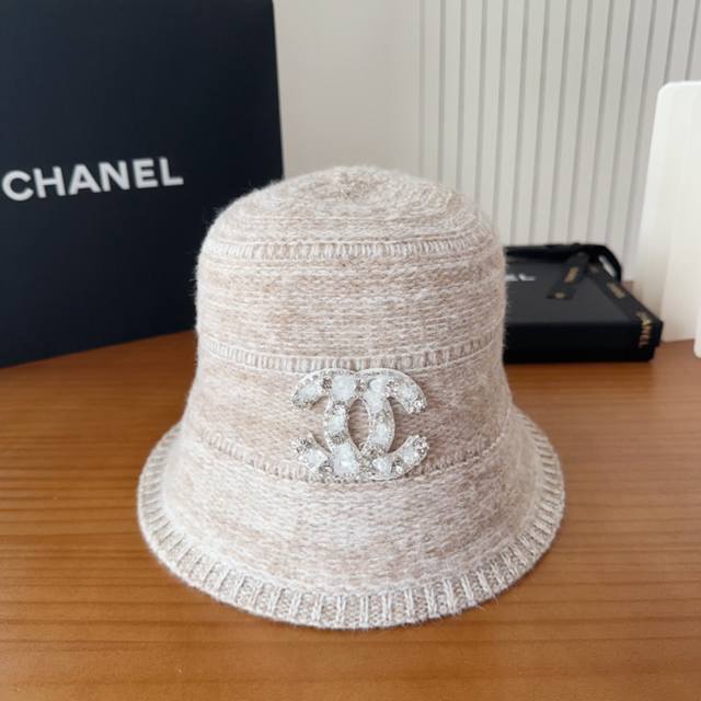 Chanel bucket hat is a simple bucket hat that combines fashion and sun protectio