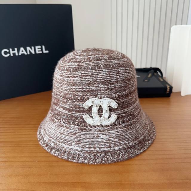 Chanel bucket hat is a simple bucket hat that combines fashion and sun protectio