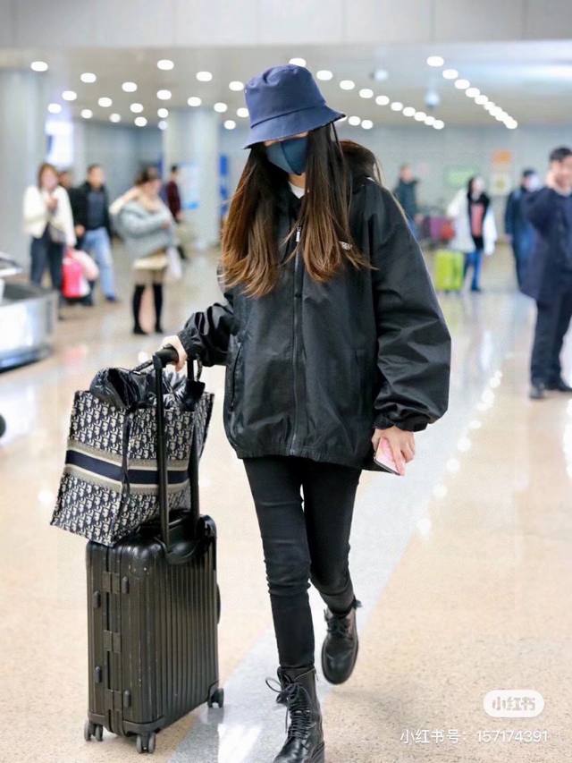 Dio* Classic monogram double-sided bucket hat Zg is sold out and hard to find Th