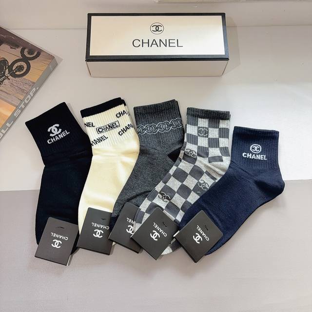 Comes with packaging. 5 pairs per box. Chanel's super popular men's mid-calf so