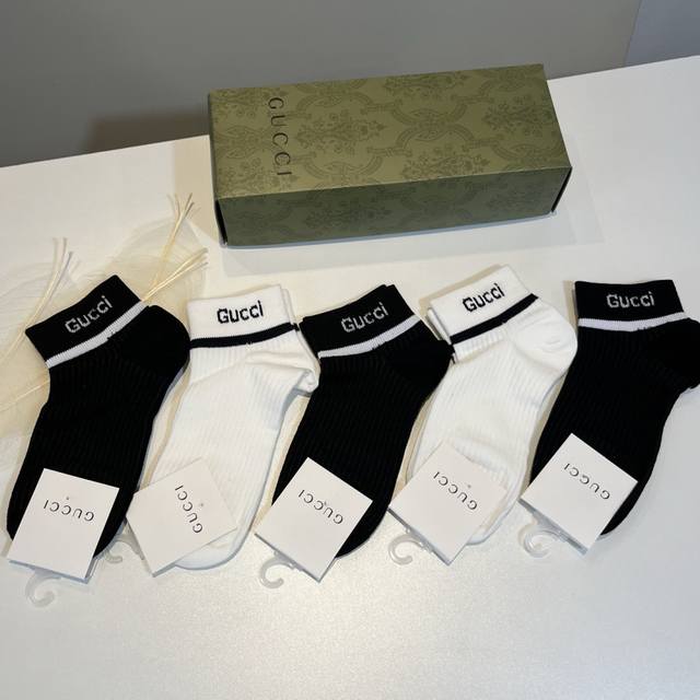 Gucci's new early autumn mid-length socks, classic style, fashionable and advanc