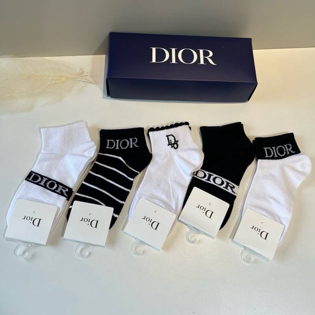 Dior's new early autumn mid-length socks, classic style, fashionable and advance