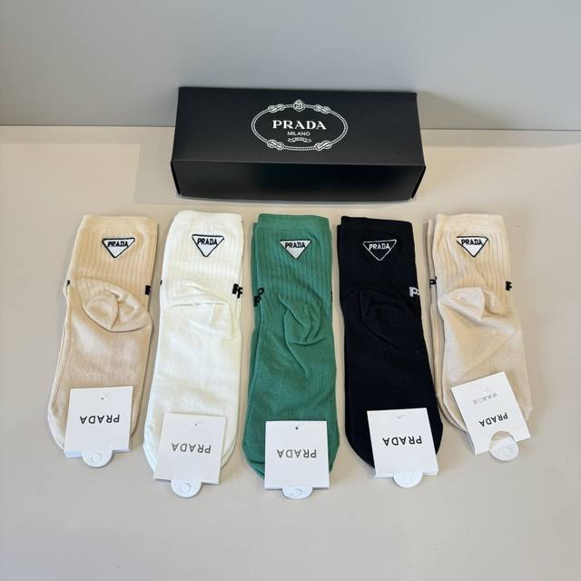 Prada's new early autumn stockings, classic style, fashionable and advanced! A
